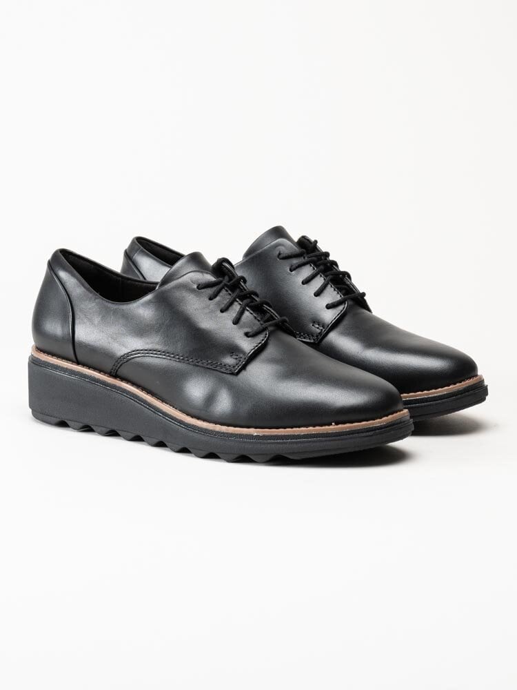 Clarks - Sharon Noel - Svarta kilklackade snörskor i skinn