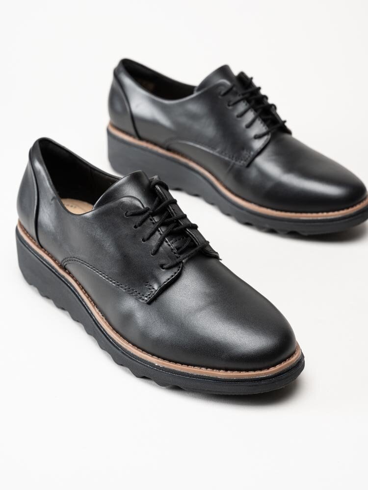 Clarks - Sharon Noel - Svarta kilklackade snörskor i skinn