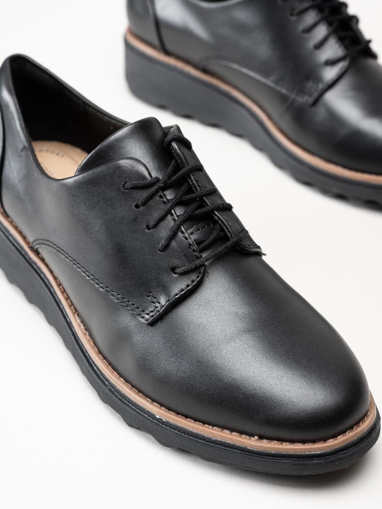 Clarks - Sharon Noel - Svarta kilklackade snörskor i skinn