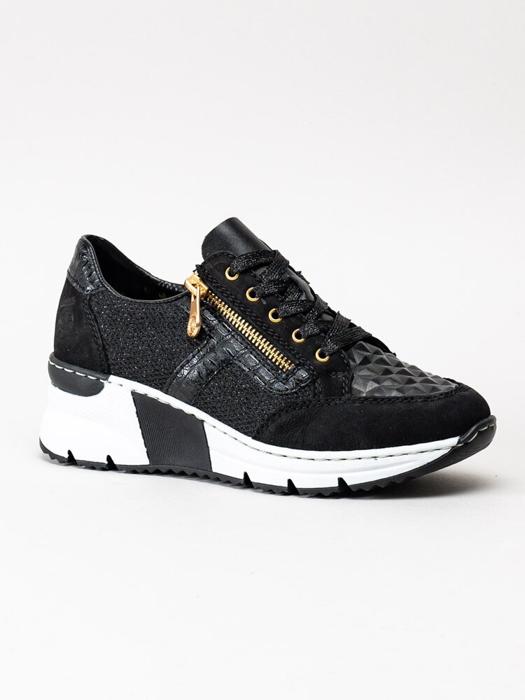 Rieker - Svarta kilklackade sneakers i nubuck med gulddetaljer