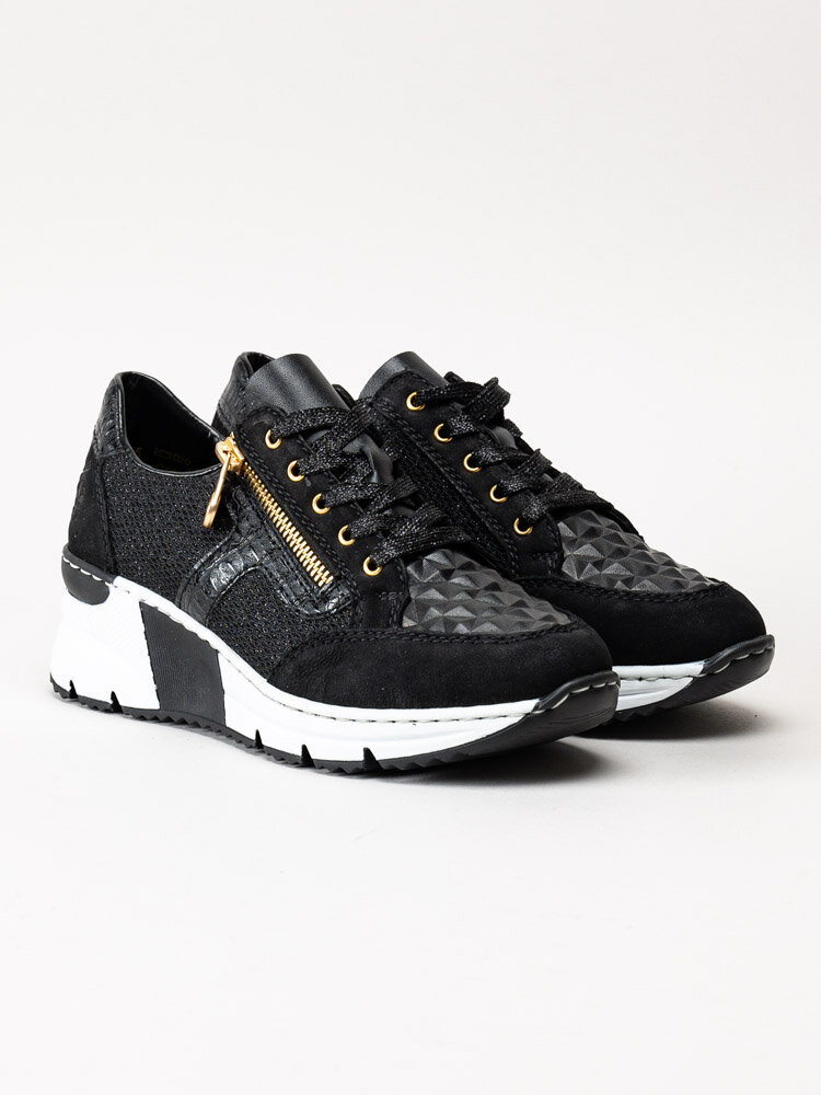Rieker - Svarta kilklackade sneakers i nubuck med gulddetaljer