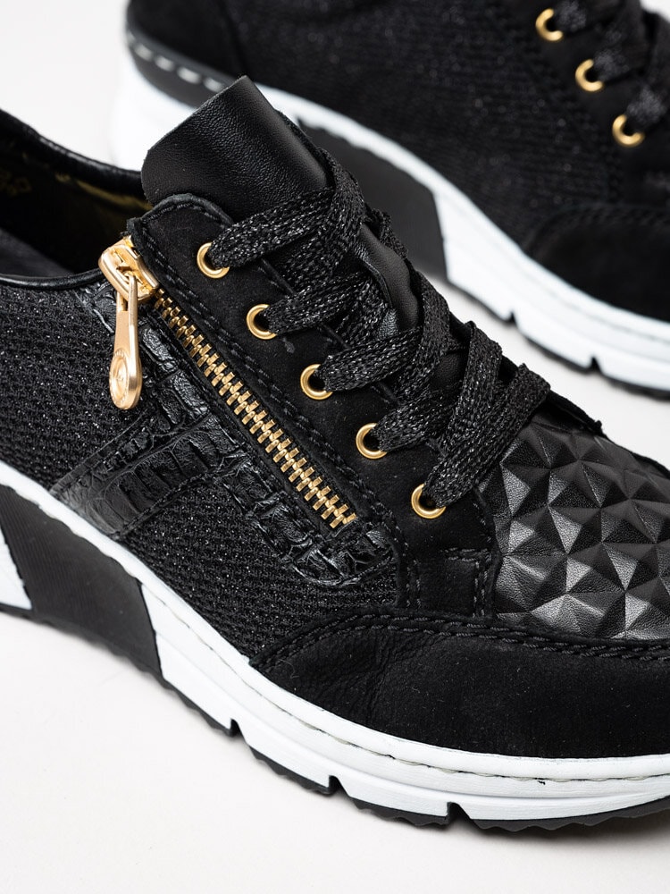Rieker - Svarta kilklackade sneakers i nubuck med gulddetaljer