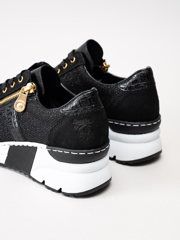 Rieker - Svarta kilklackade sneakers i nubuck med gulddetaljer
