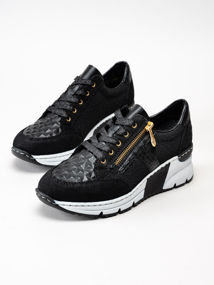 Rieker - Svarta kilklackade sneakers i nubuck med gulddetaljer