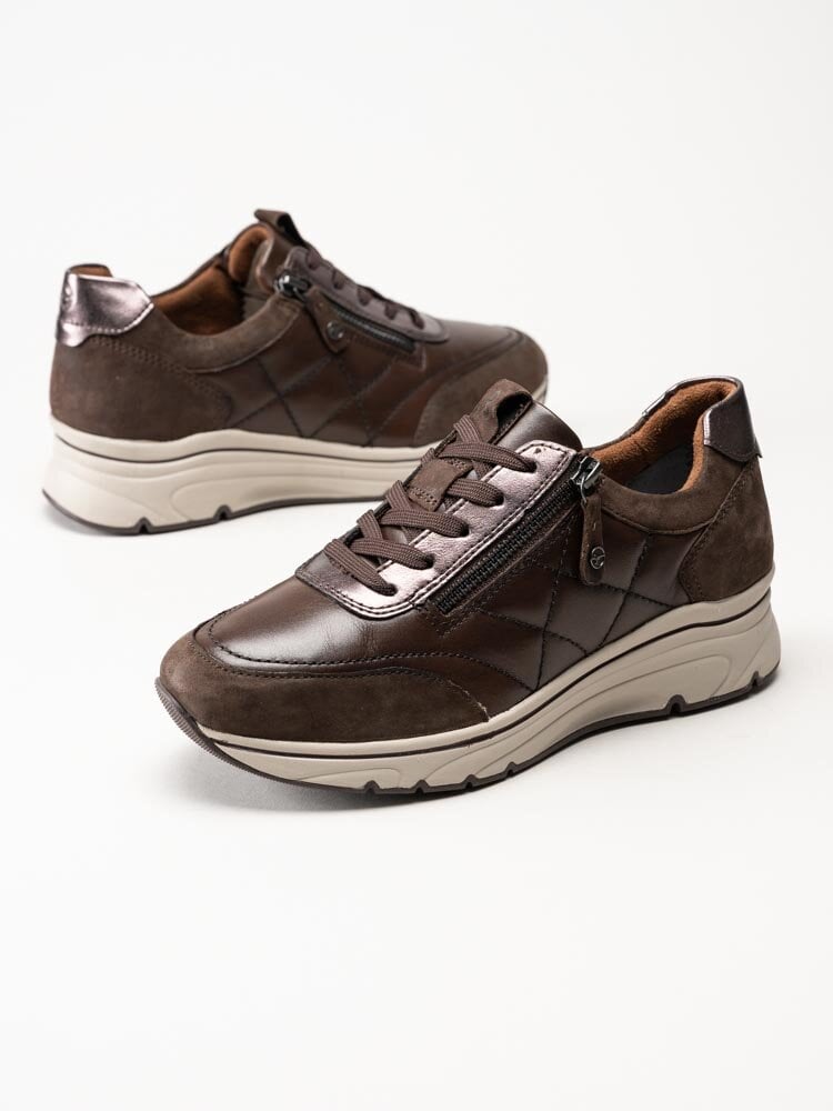 Tamaris - Bruna kilklackade sneakers i skinn