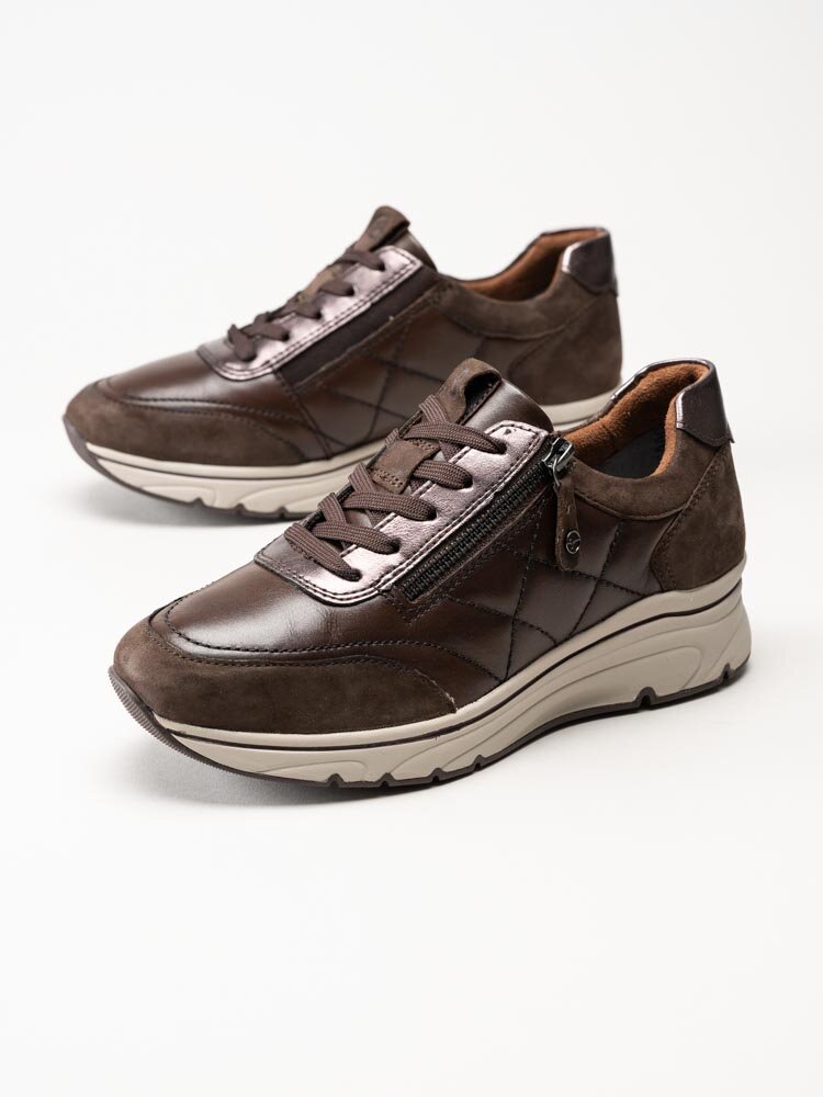 Tamaris - Bruna kilklackade sneakers i skinn