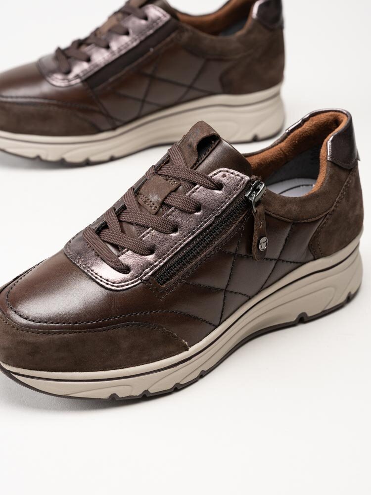Tamaris - Bruna kilklackade sneakers i skinn