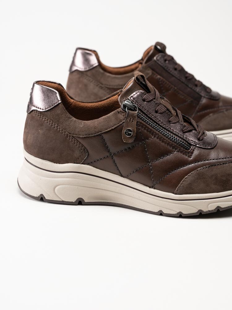 Tamaris - Bruna kilklackade sneakers i skinn