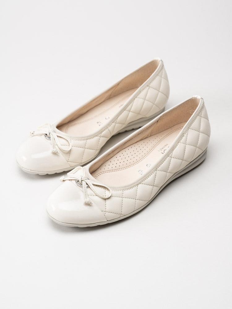 Gabor - Off white loafers i mocka med lackparti