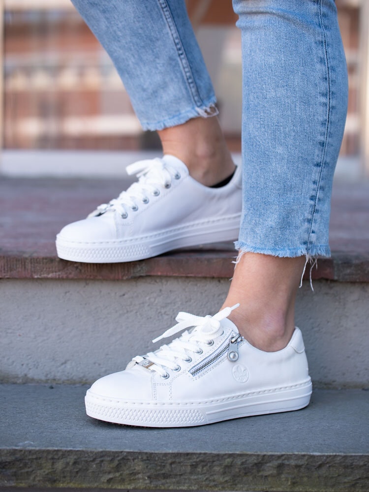 Rieker - Vita sneakers i skinn med snörning och dragkedja