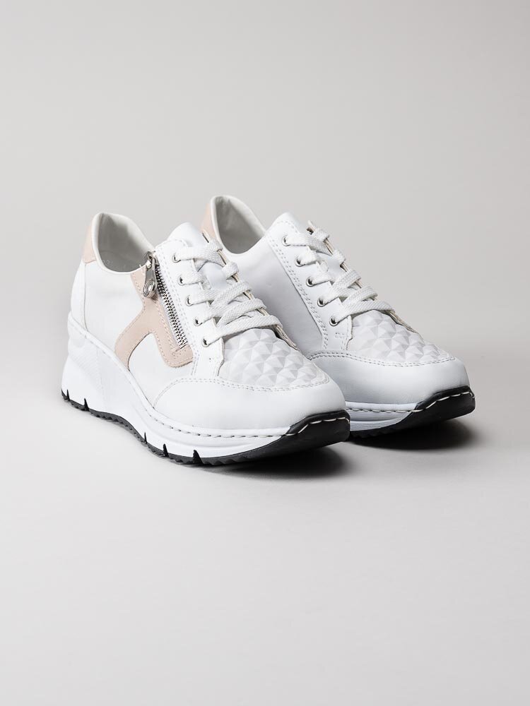 Rieker - Vita kilklackade sneakers med rosa detaljer