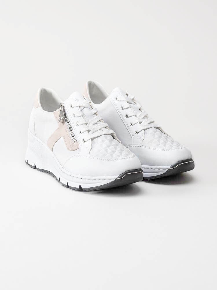 Rieker - Vita kilklackade sneakers med rosa detaljer