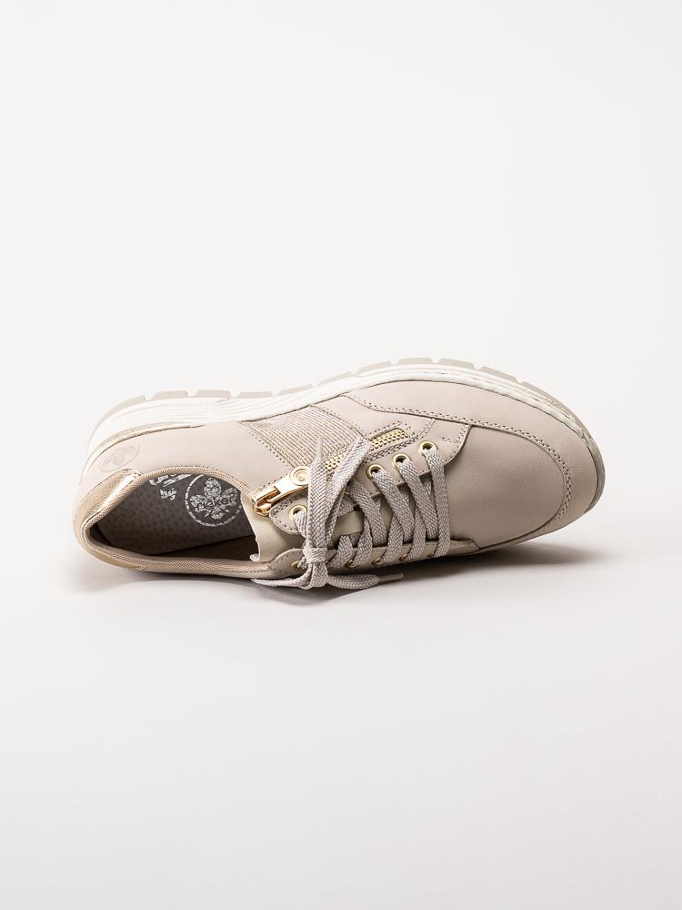 Rieker - Beige kilklackade sneakers med gulddetaljer