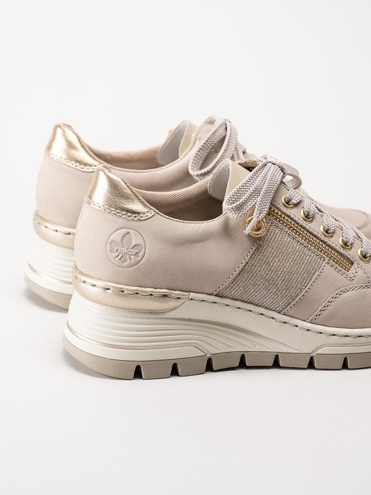 Rieker - Beige kilklackade sneakers med gulddetaljer