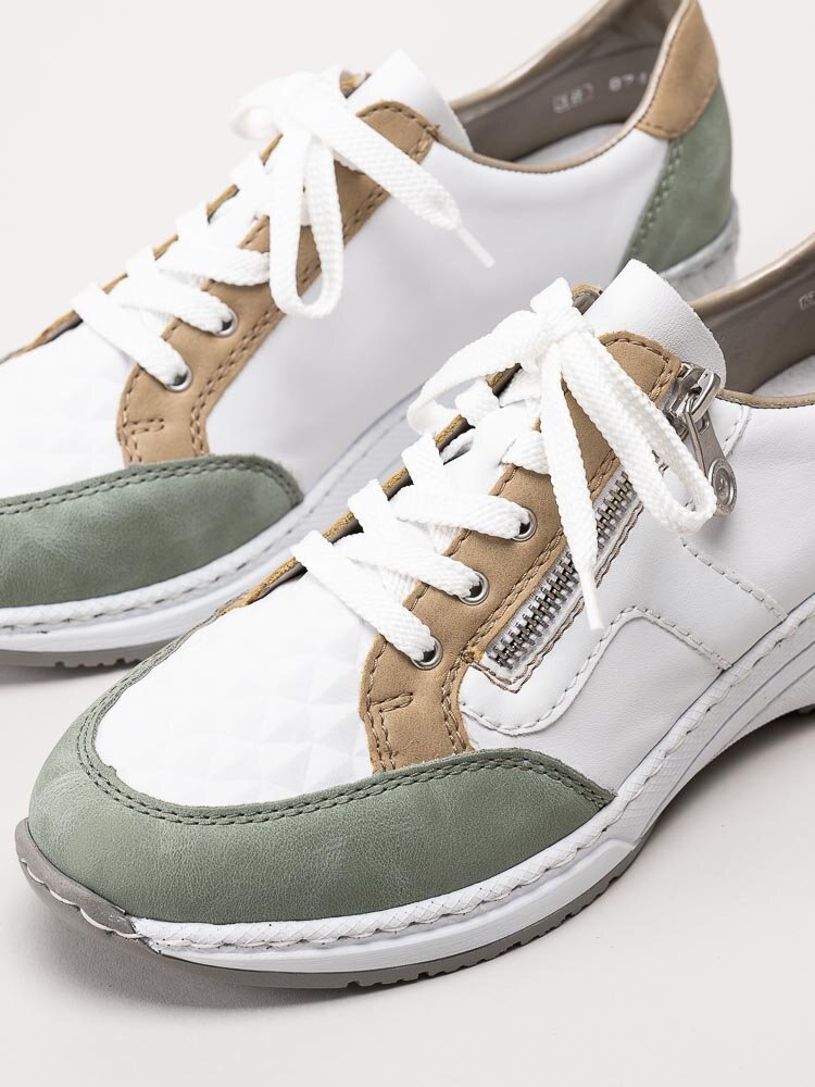 Rieker - Vita kilklackade sneakers med gröna och bruna detaljer