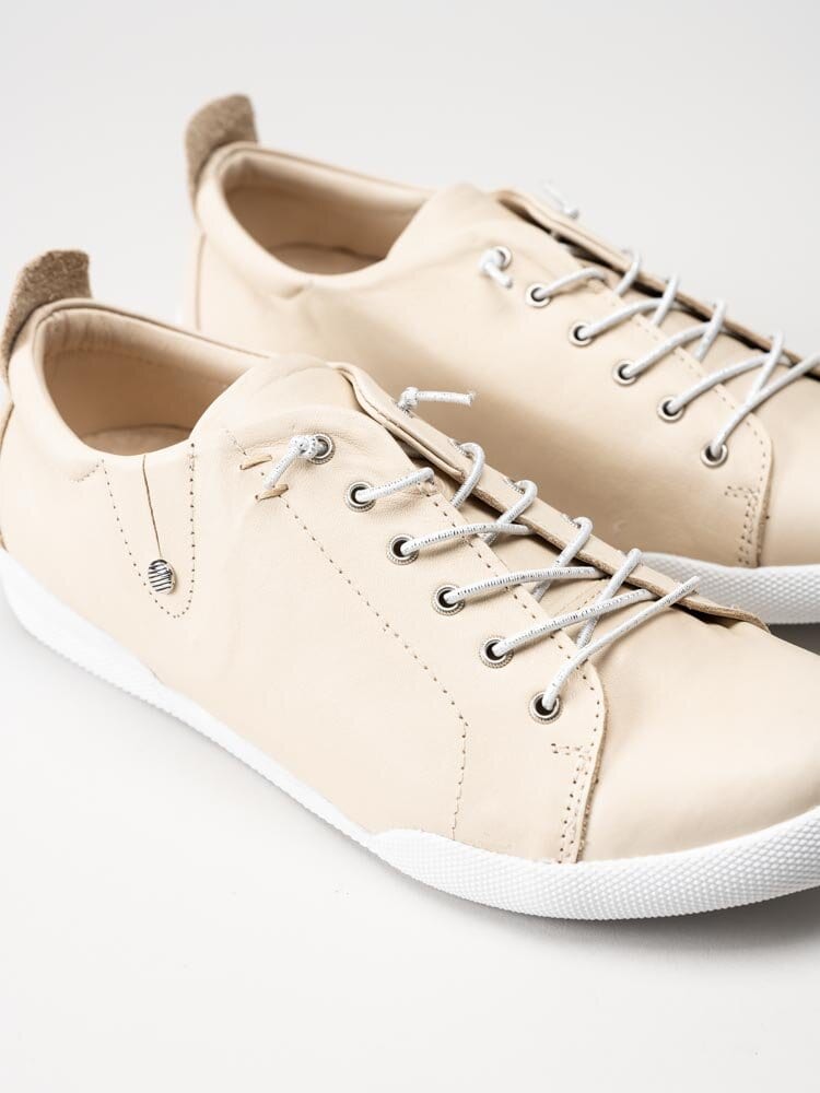 Charlotte of Sweden - Beige sneakers i mjukt skinn