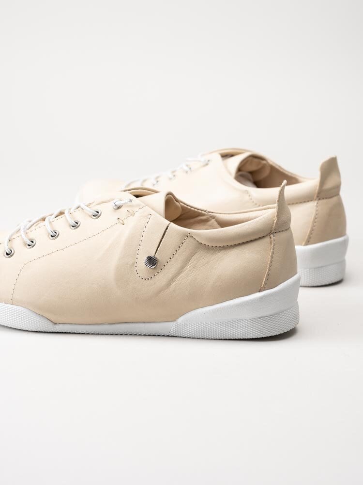 Charlotte of Sweden - Beige sneakers i mjukt skinn