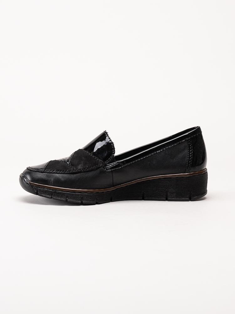 Rieker - Svarta kilklackade loafers med lackdetaljer