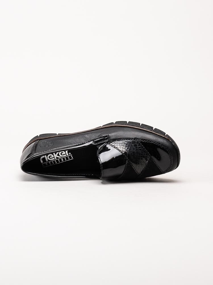 Rieker - Svarta kilklackade loafers med lackdetaljer