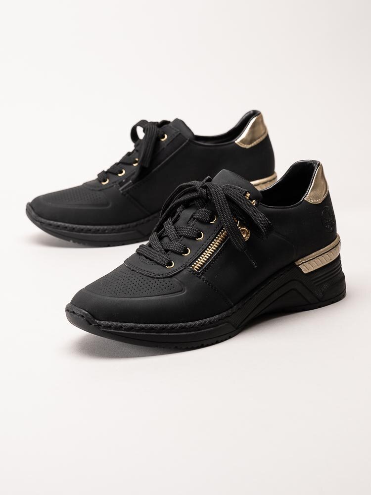 Rieker - Svarta kilklackade sneakers
