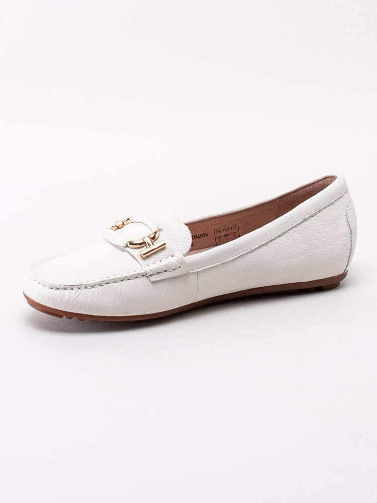 Novita - Parma Buckle - Vita loafers med gulfärgat spänne