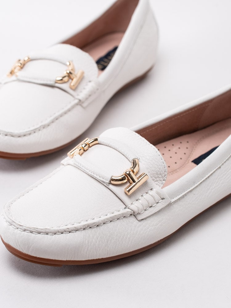 Novita - Parma Buckle - Vita loafers med gulfärgat spänne