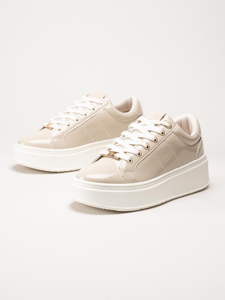 Duffy - Beige platåsneakers i lack