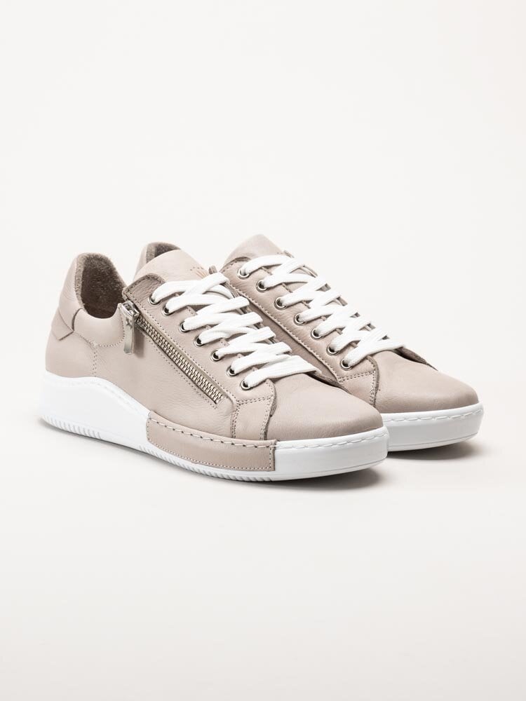 Charlotte of Sweden - Beige sneakers i skinn