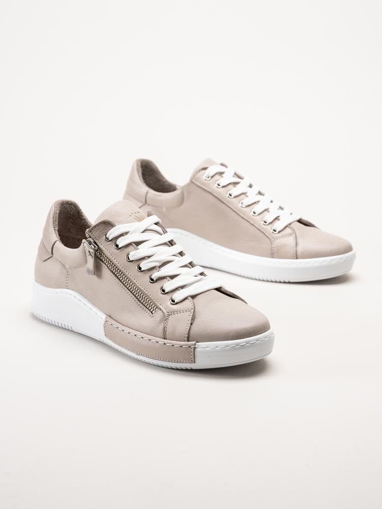 Charlotte of Sweden - Beige sneakers i skinn