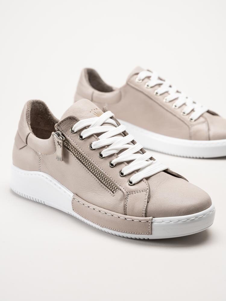 Charlotte of Sweden - Beige sneakers i skinn