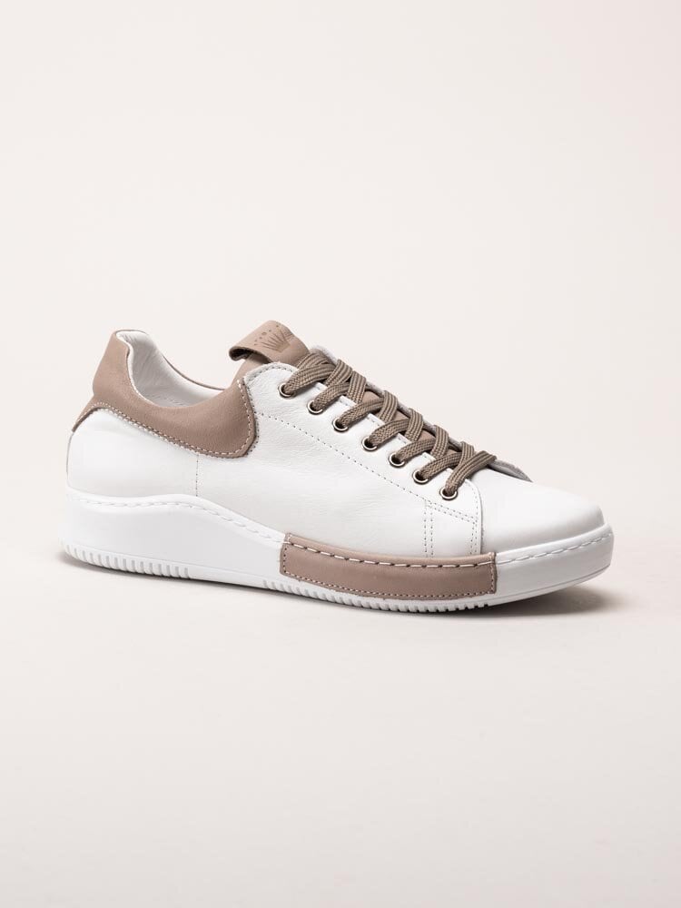 Charlotte of Sweden - Vita sneakers i skinn