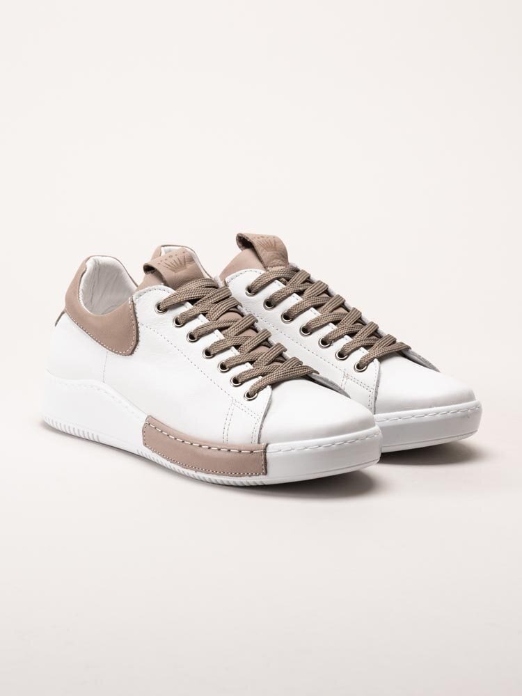 Charlotte of Sweden - Vita sneakers i skinn