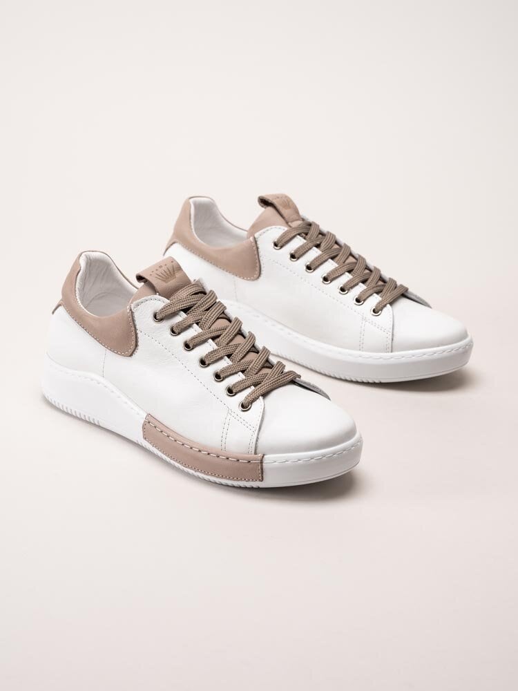 Charlotte of Sweden - Vita sneakers i skinn