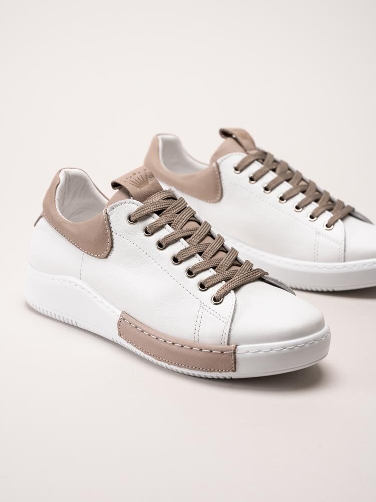 Charlotte of Sweden - Vita sneakers i skinn