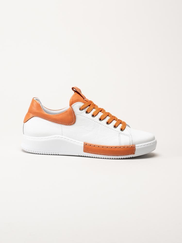 Charlotte of Sweden - Vita sneakers i skinn