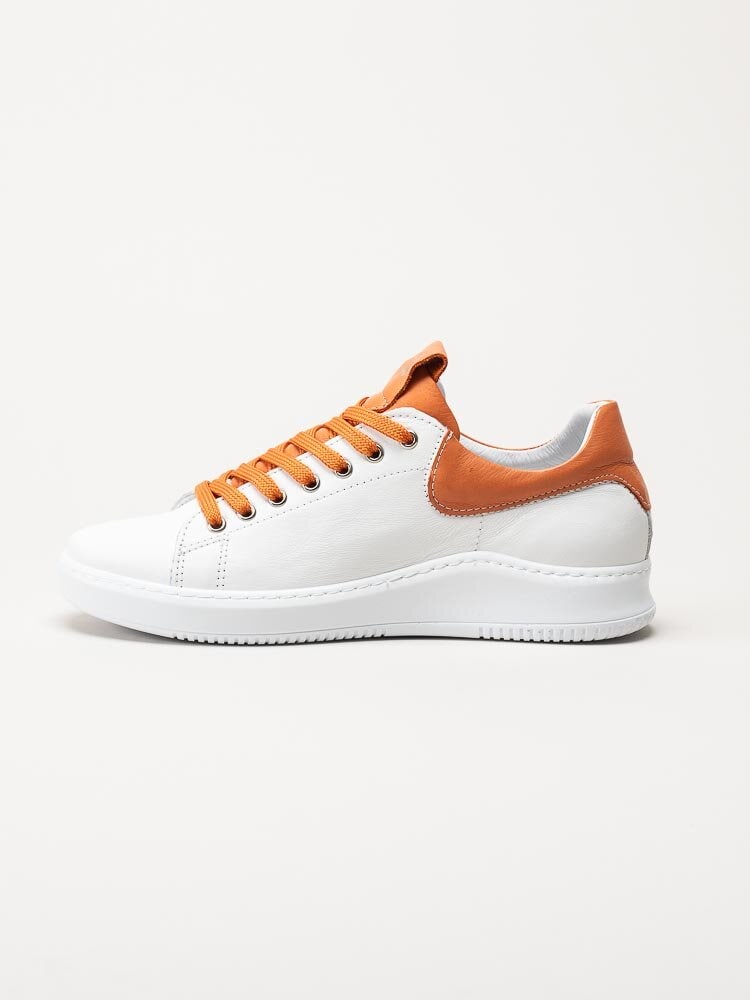 Charlotte of Sweden - Vita sneakers i skinn