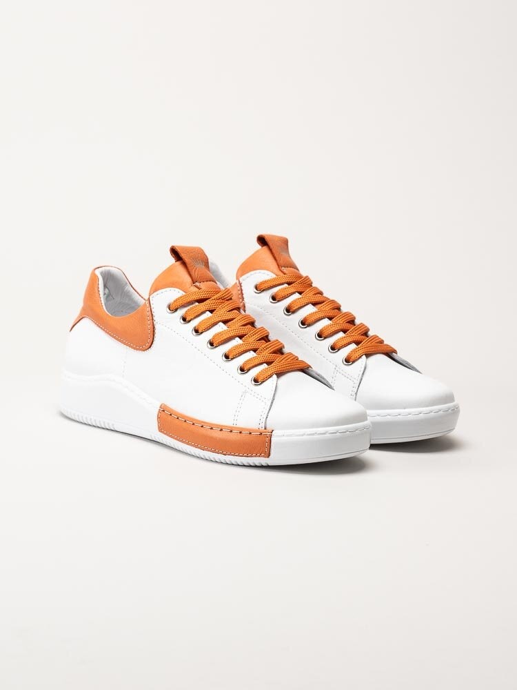 Charlotte of Sweden - Vita sneakers i skinn