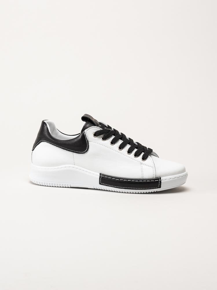 Charlotte of Sweden - Vita sneakers i skinn