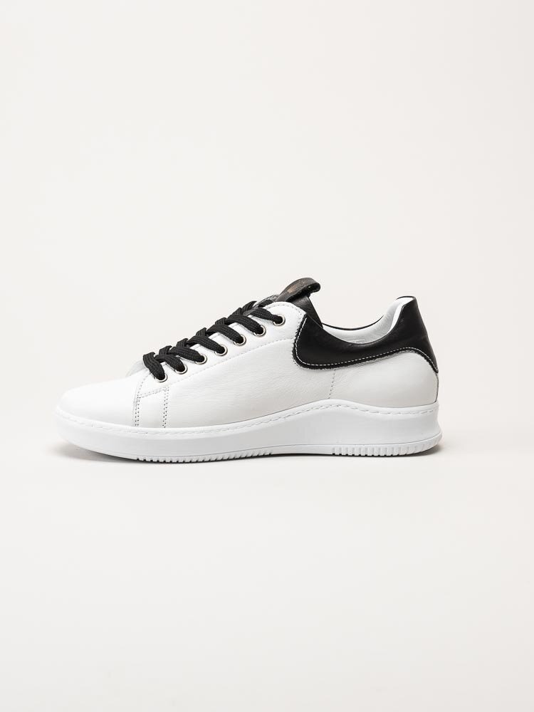 Charlotte of Sweden - Vita sneakers i skinn