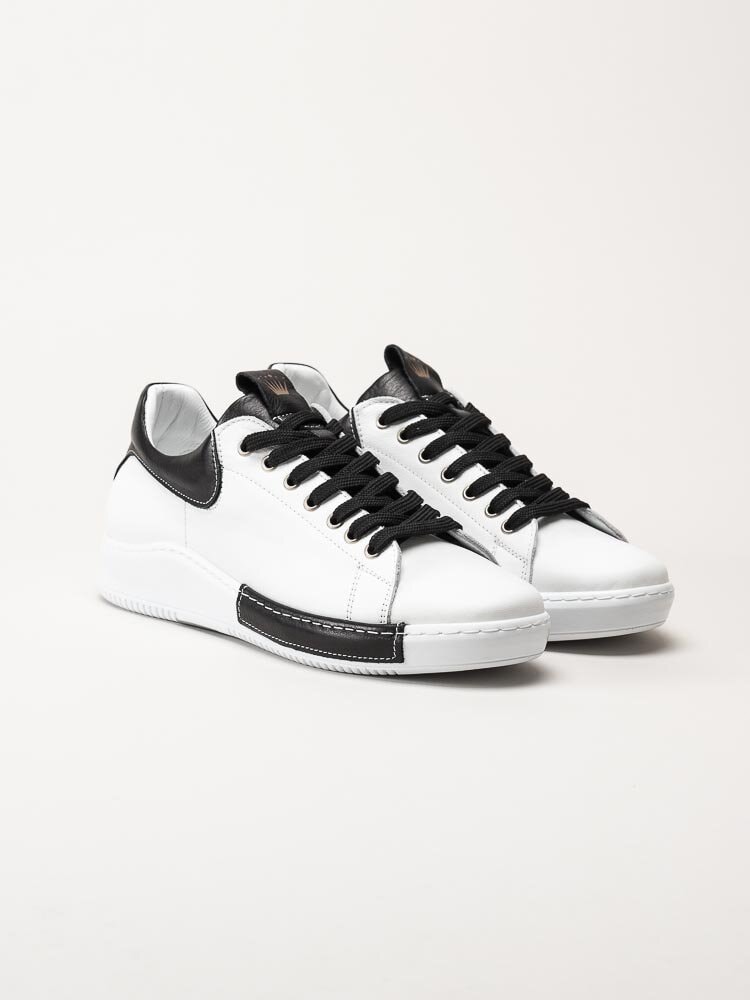 Charlotte of Sweden - Vita sneakers i skinn