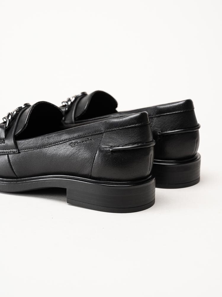 Tamaris - Svarta loafers med dekorlänk