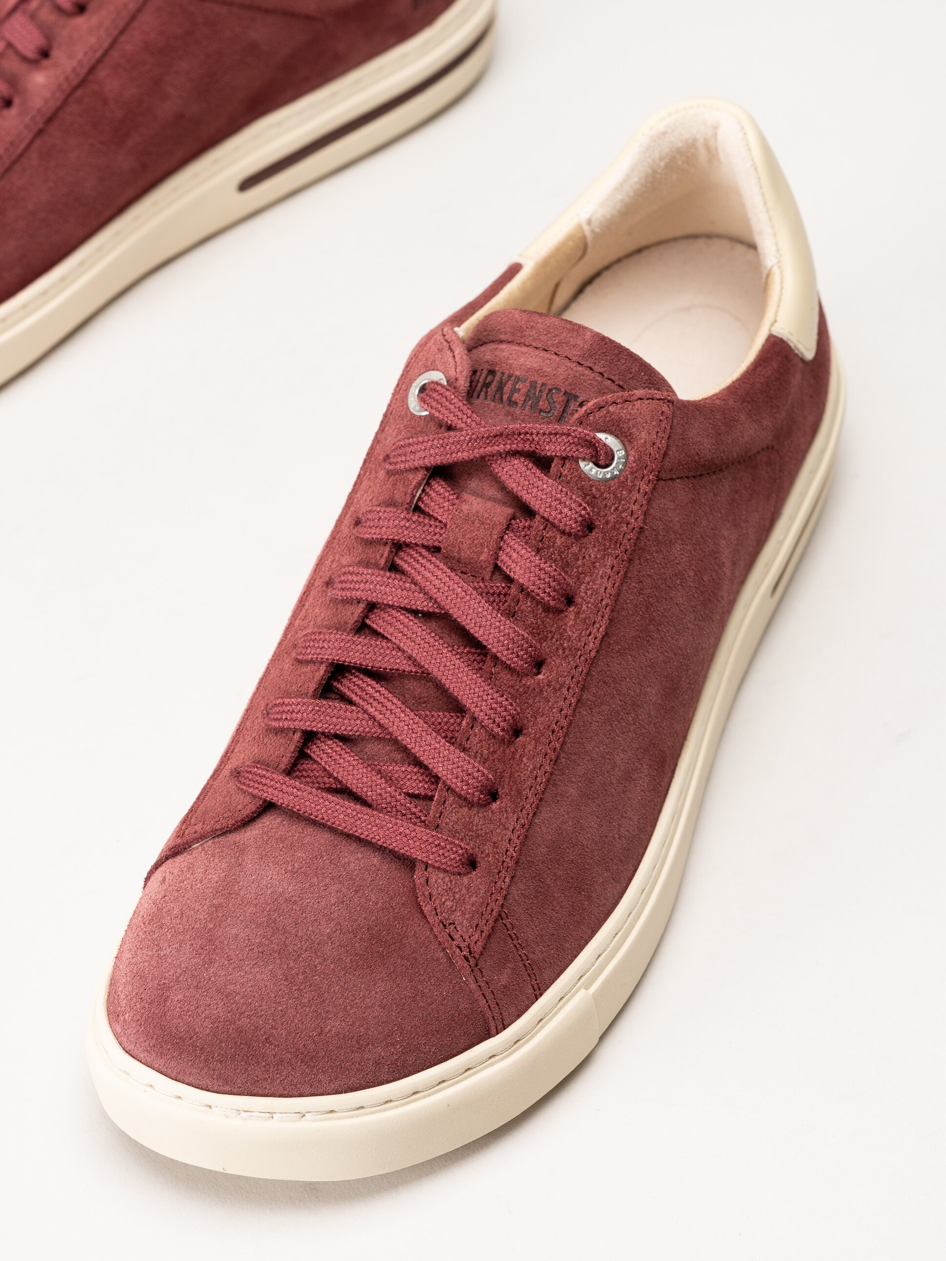 Birkenstock - Arizona Bend Low Suede - Vinröda sneakers i mocka