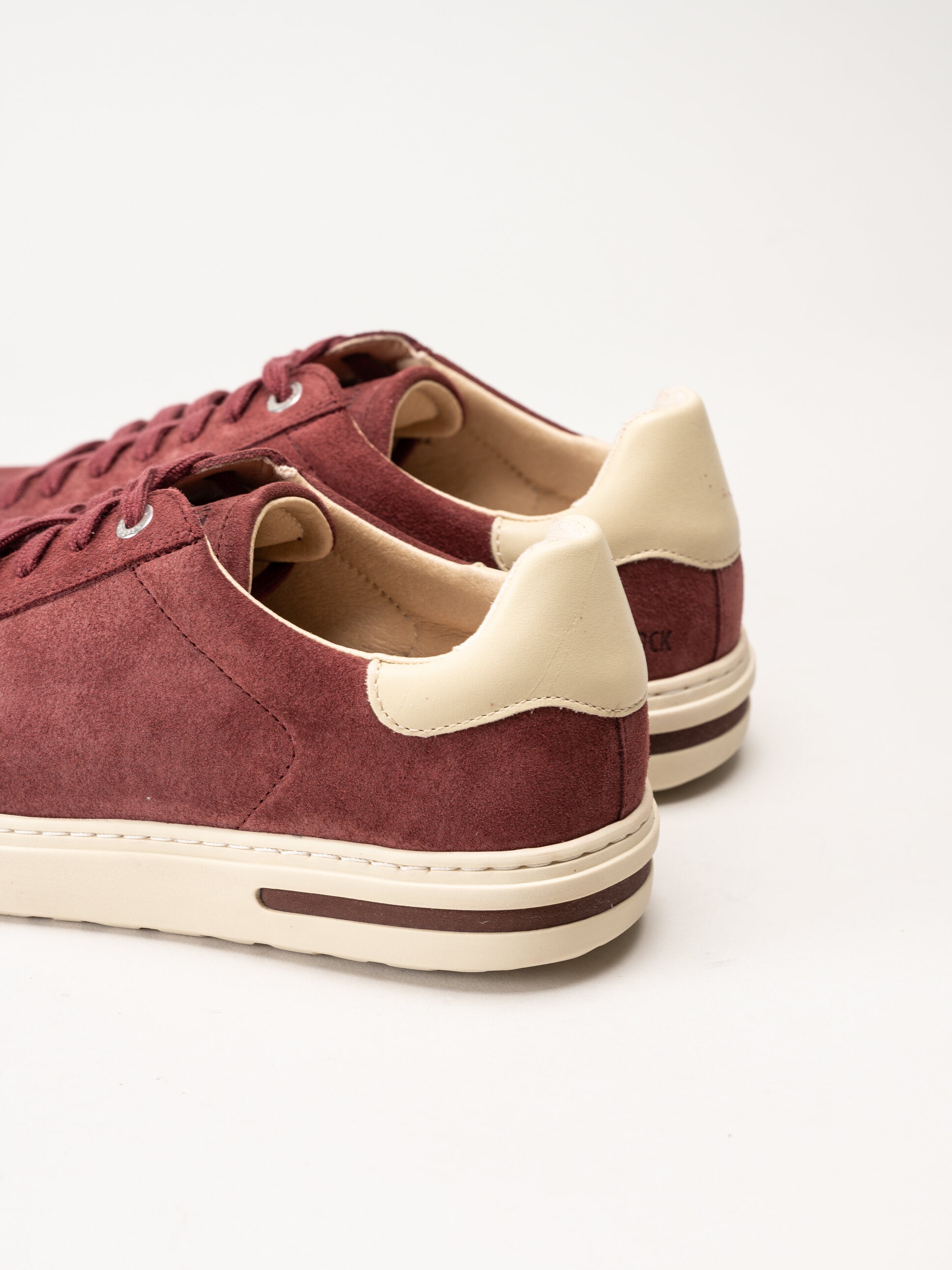 Birkenstock - Arizona Bend Low Suede - Vinröda sneakers i mocka
