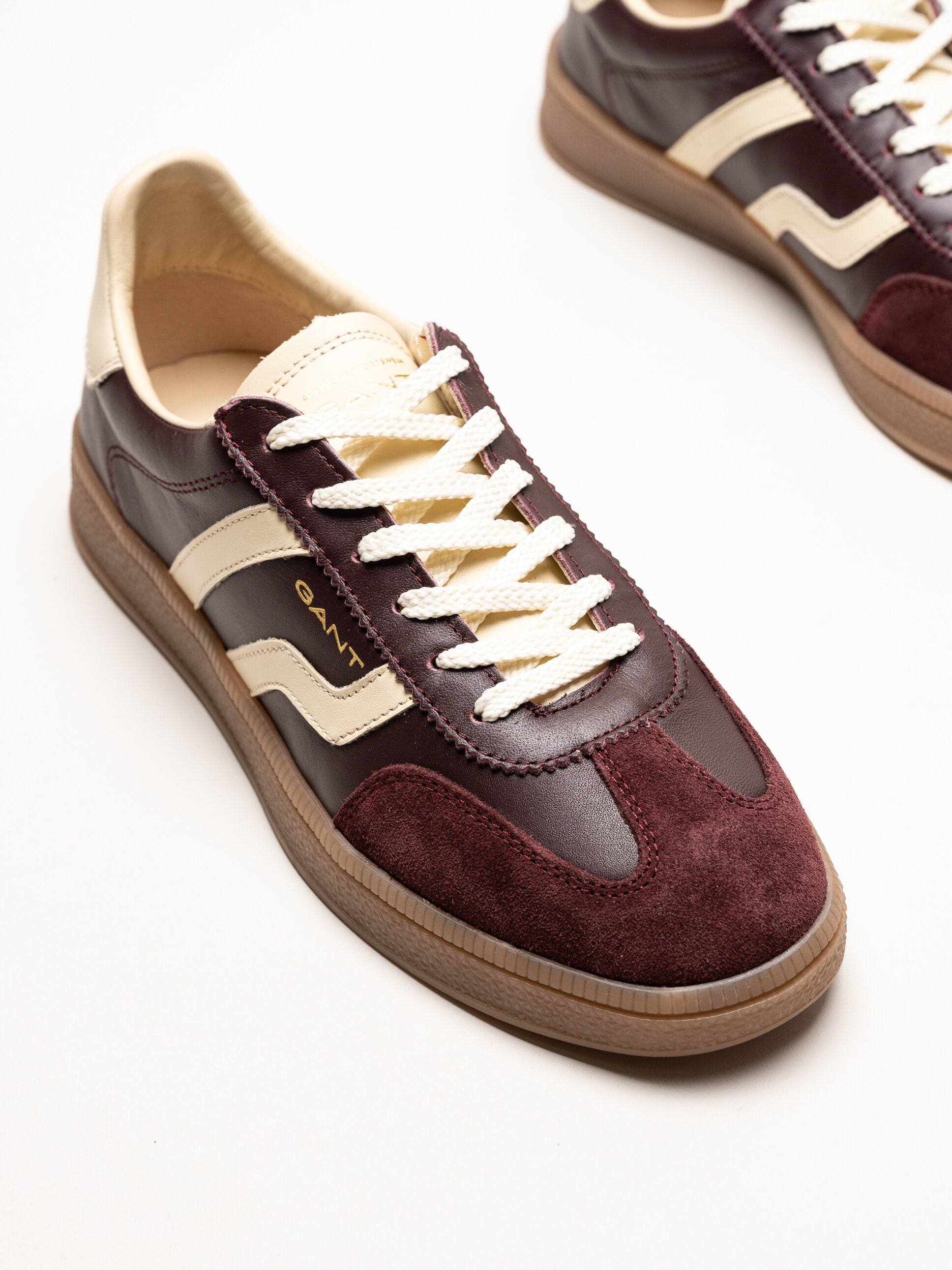 Gant Footwear - Cuzima Sneaker - Vinröda retro sneakers i skinn och mocka