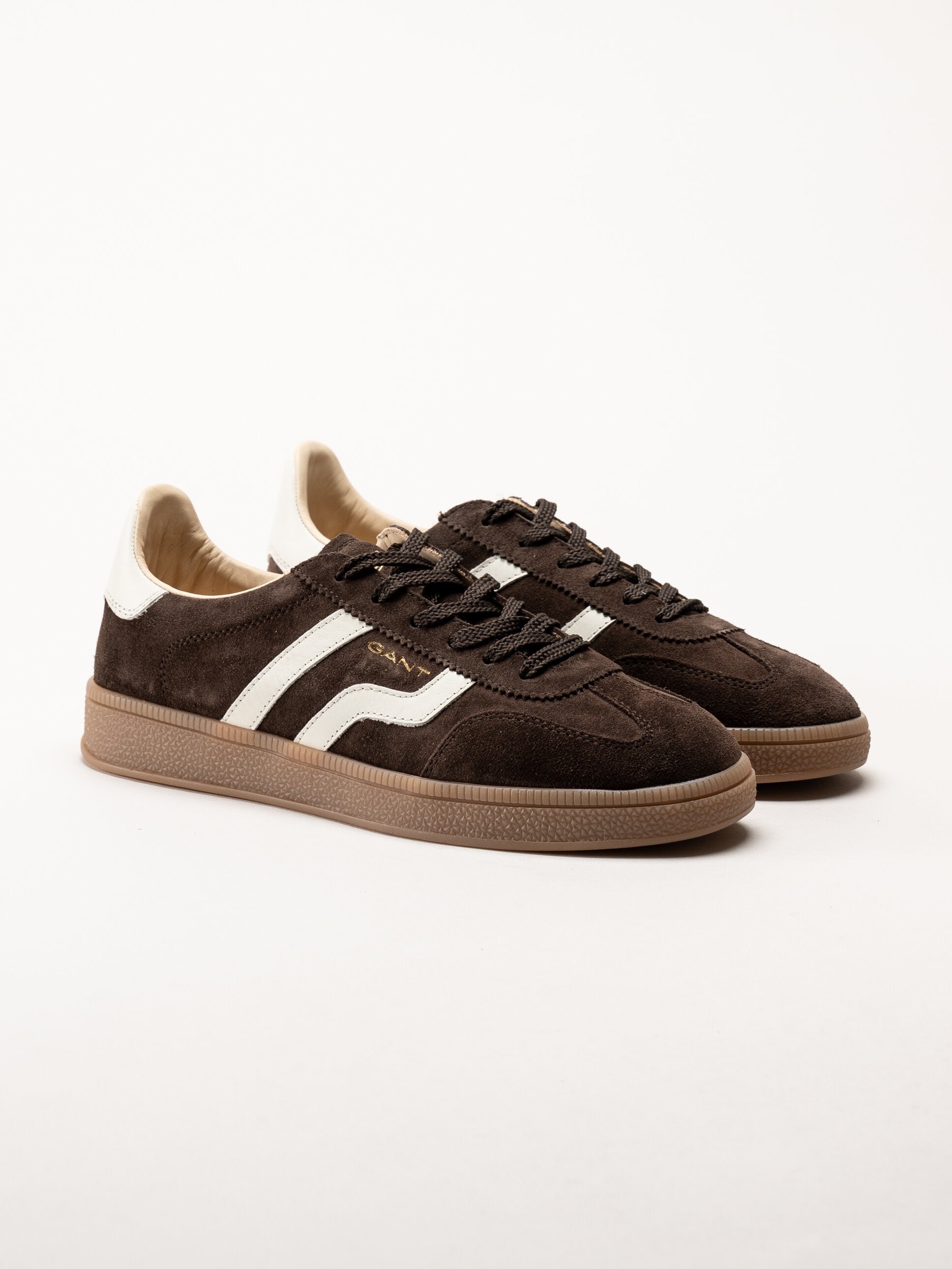 Gant Footwear - Cuzima Sneaker - Mörkbruna retro sneakers i mocka med skinndetaljer