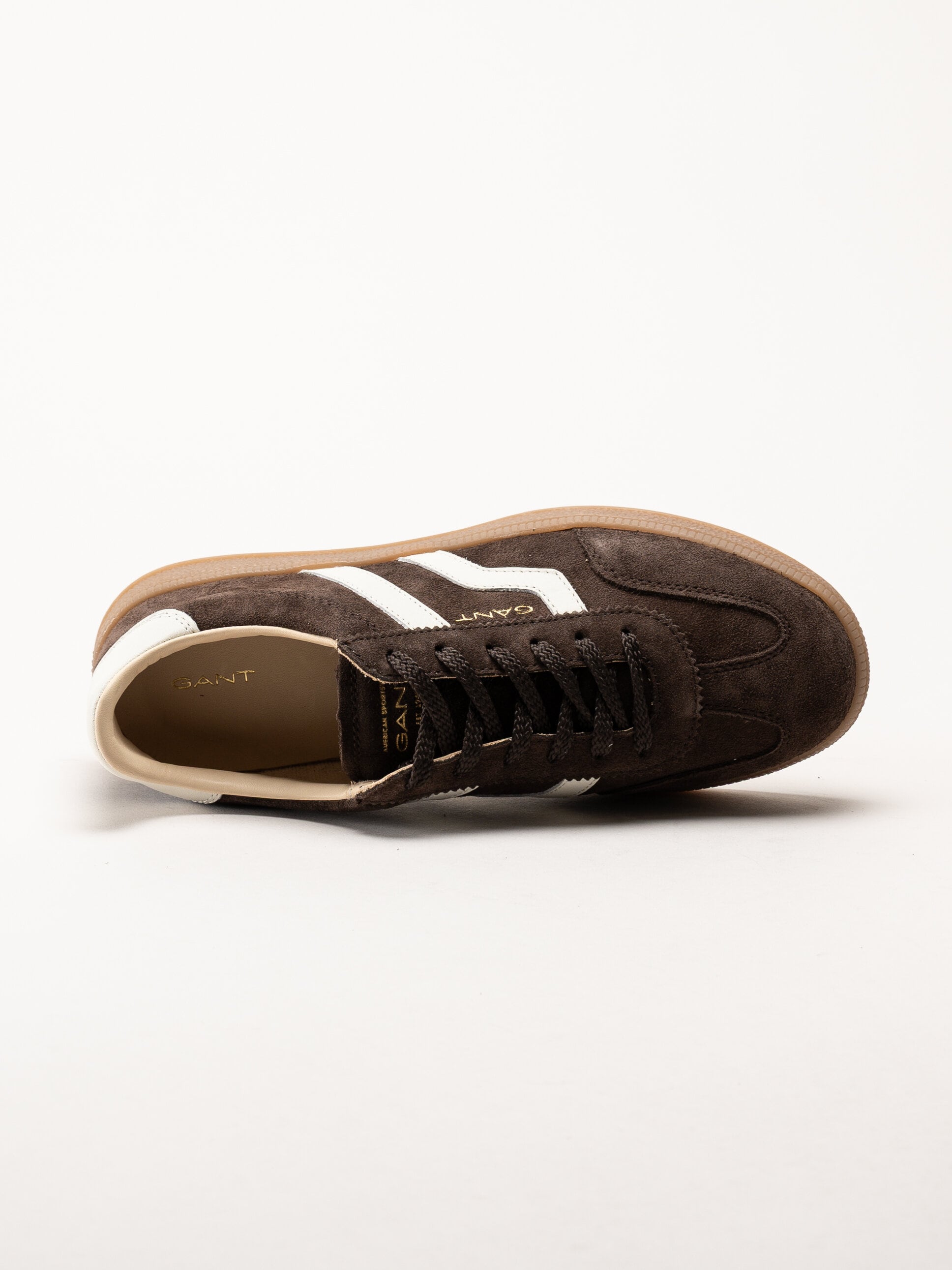 Gant Footwear - Cuzima Sneaker - Mörkbruna retro sneakers i mocka med skinndetaljer
