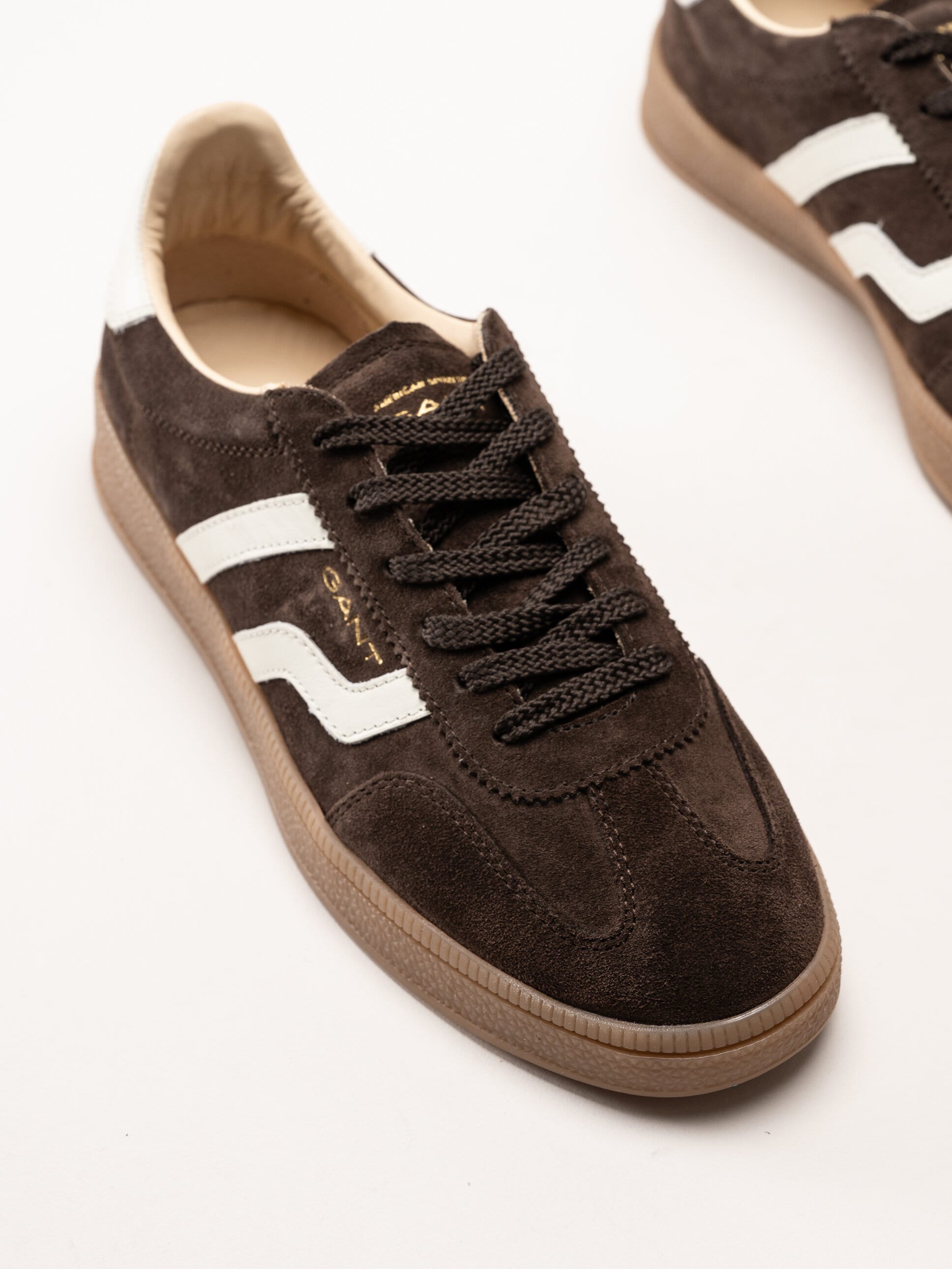Gant Footwear - Cuzima Sneaker - Mörkbruna retro sneakers i mocka med skinndetaljer