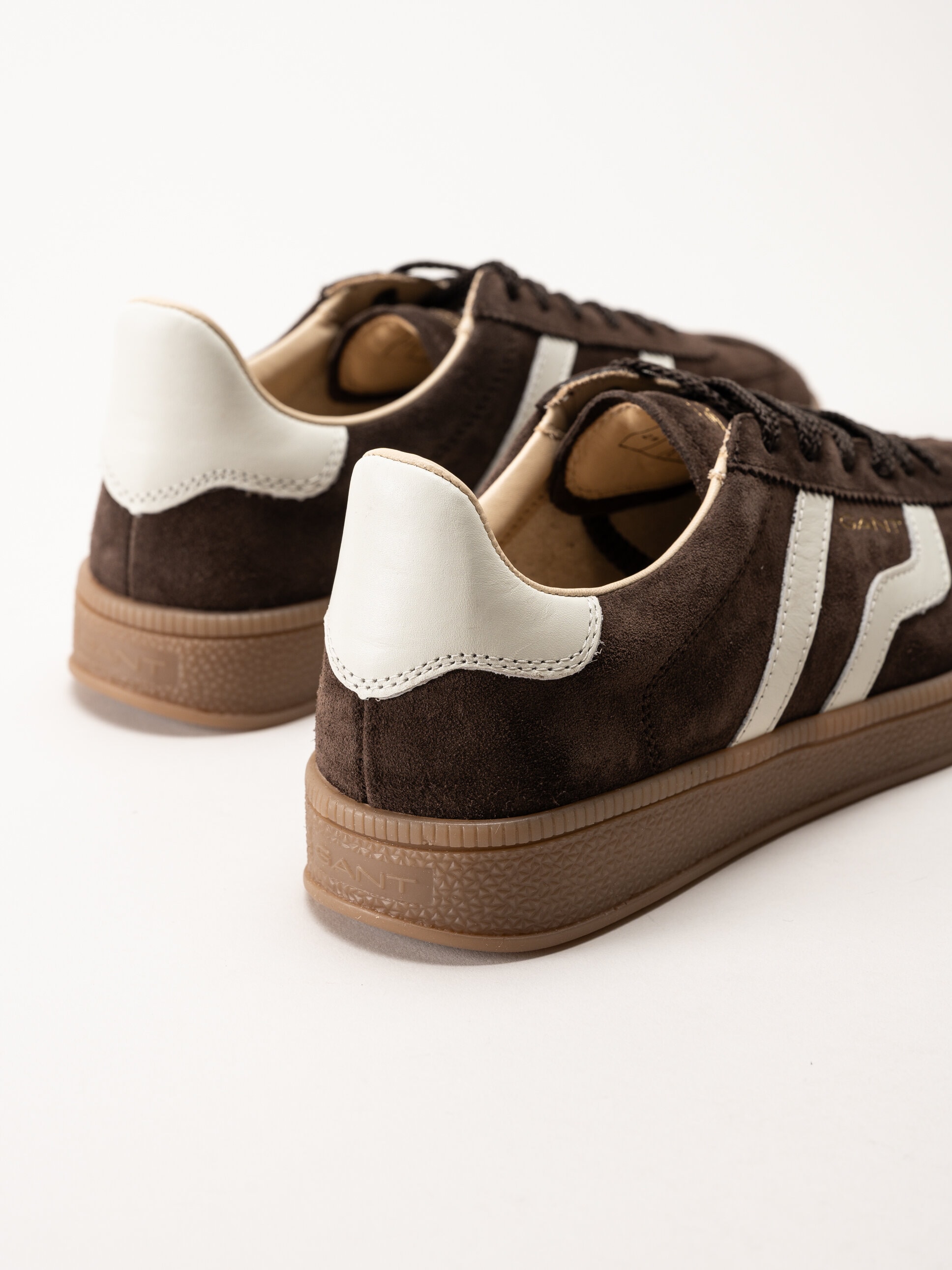 Gant Footwear - Cuzima Sneaker - Mörkbruna retro sneakers i mocka med skinndetaljer