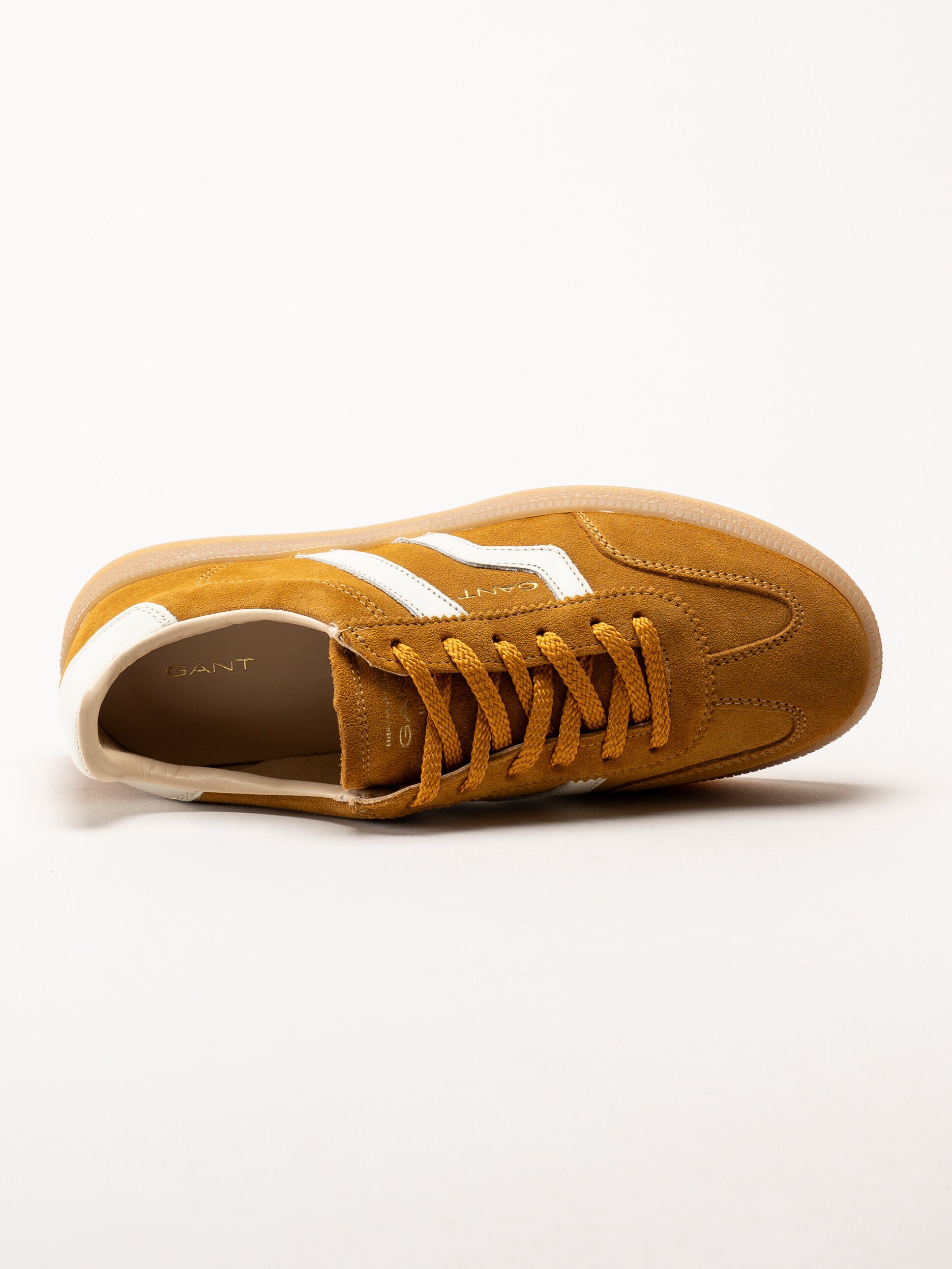 Gant Footwear - Cuzima Sneaker - Mörkgula retro sneakers i mocka med skinndetaljer