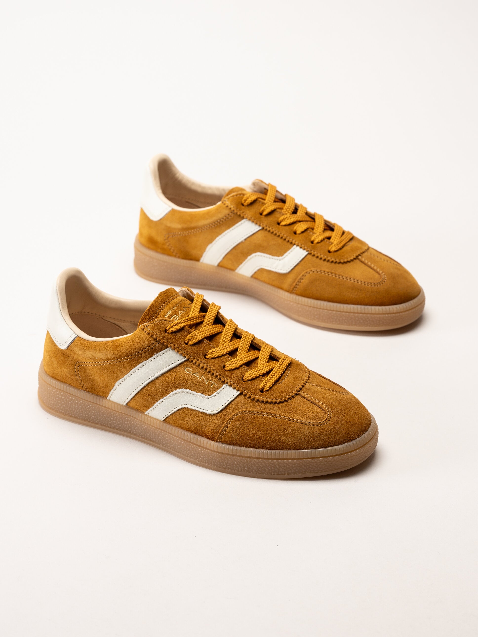 Gant Footwear - Cuzima Sneaker - Mörkgula retro sneakers i mocka med skinndetaljer